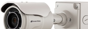 Arecont Visionは、MegaViewおよびMegadomeカメラに長距離Pアイリスレンズを組み込んでいます。 2