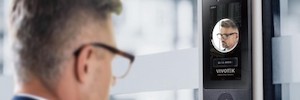 Vivotek presenta la tableta de reconocimiento facial FT9361-R con IA