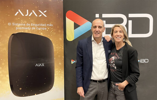 Ignacio Barandiaran, CEO de IBD Global, y Rocío Cano Gullón, Country Manager Ajax Systems Iberia